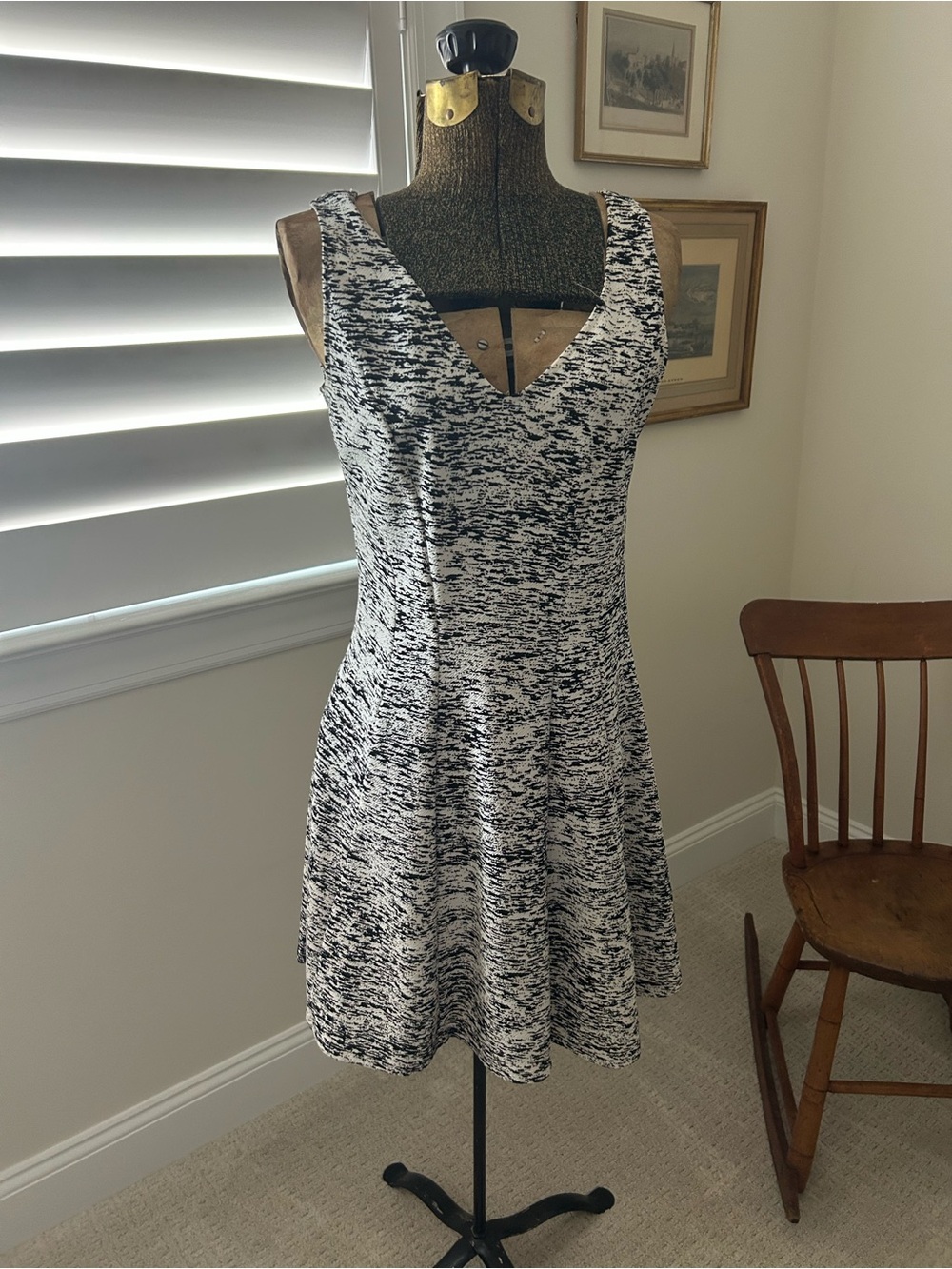 Aqua Black & White Textured V-Neck Mini Dress - Picture 2 of 3